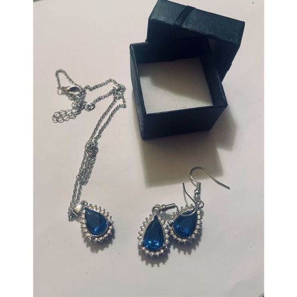 PRETTY ROYAL BLUE CRYSTAL AND WHITE SAPPHIRE NECKLACE AND EARRINGS SET - Picture 2 of 4
